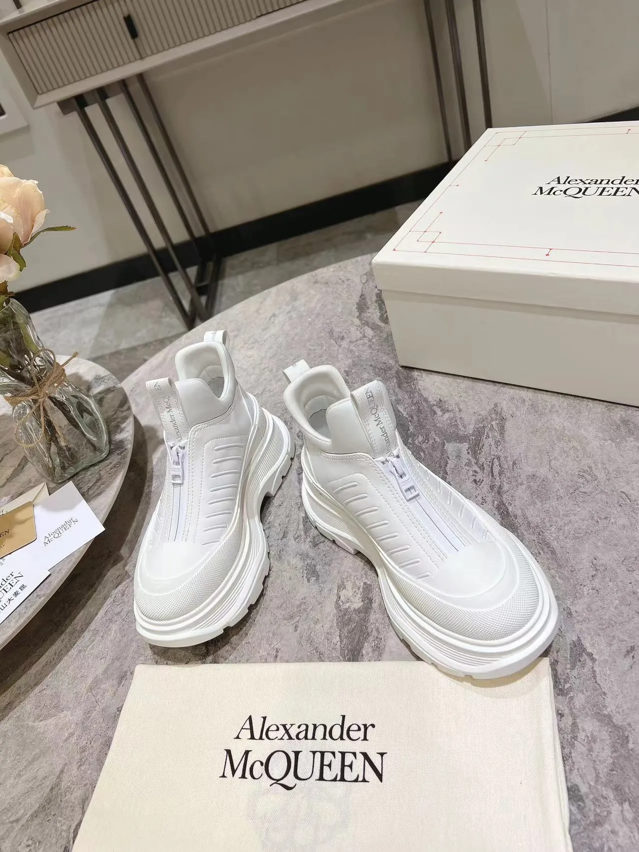 👟👟Ex-factory price 600👟👟 Men's size +10 2023 McQueen classic hot style, top version! ALEXANDERAIexanderMcQUEEN✅ has been certified. The latest 2023 counters will be launched at the same time, international T stage catwalk models. 💯Purchased from top ZP, the original version is 1:1 customized, perfectly reproduced, embellished with waterproof zippers on off-road inspired clothing, with imported anti-wear super soft sock cuffs, 3D glue bright strips, excellent comfort, outsole: original TPU double-layer combination outsole. Fabric: Imported silk cow leather Lining: Imported super soft Lycra/space cloth Foot pads: Imported silk sheepskin Size: 35-40 for women, 39-45 for men. Color: all black, black and white, all white, (add 10 for men’s model)